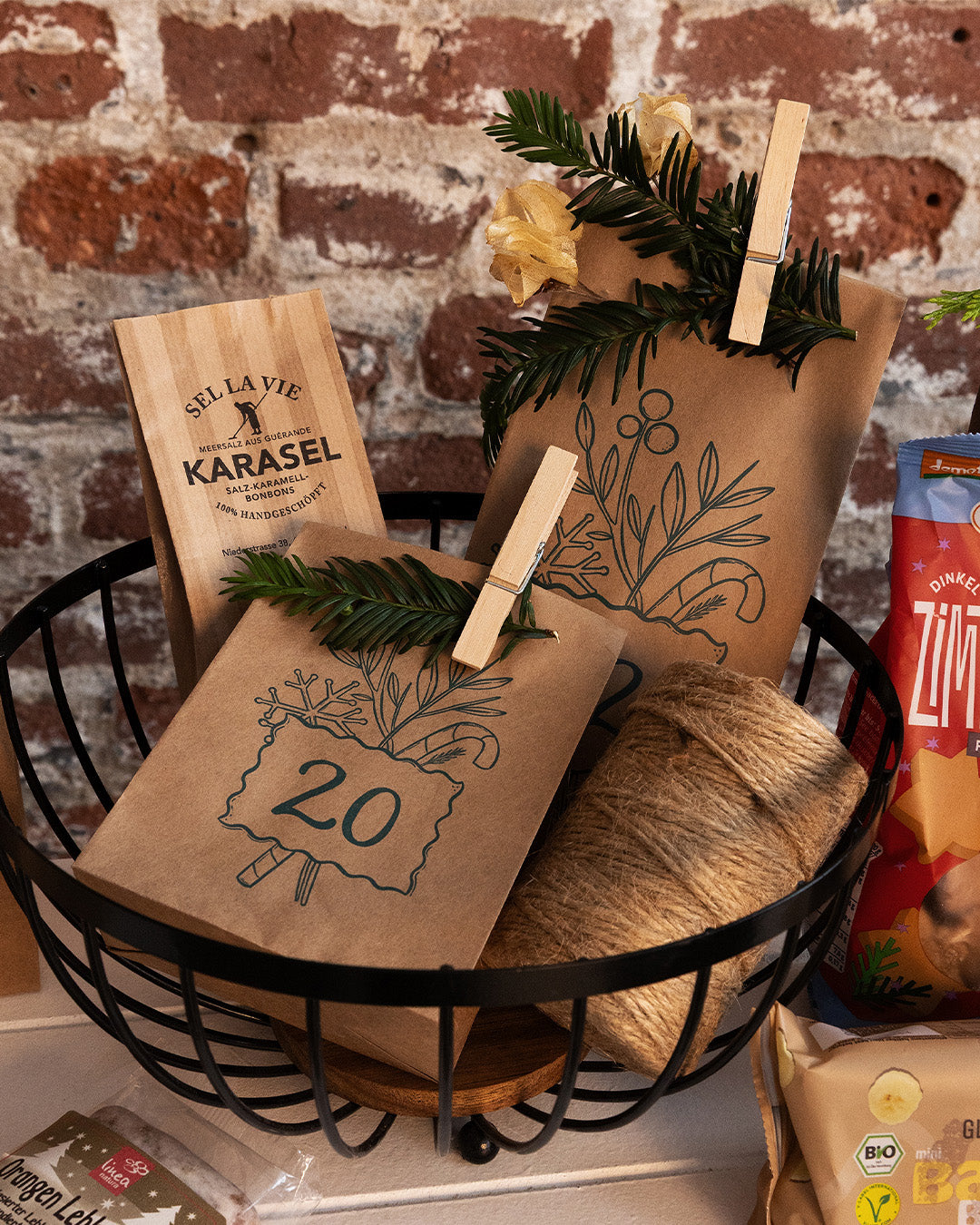 Adventskalender mit Süßigkeiten und Snacks