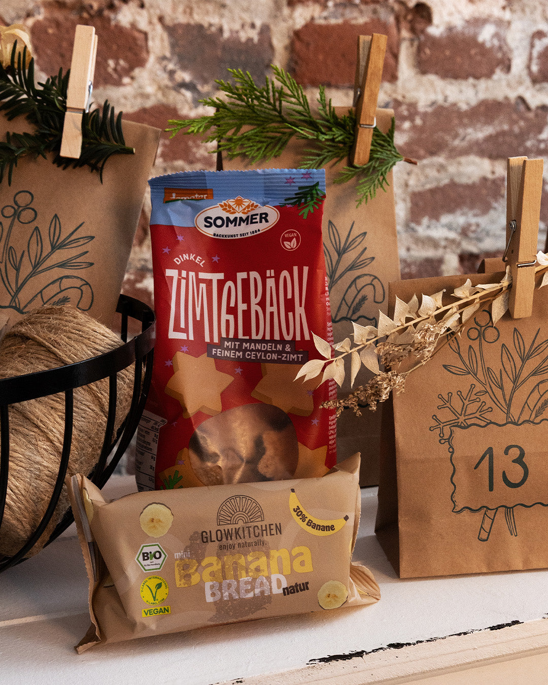 Adventskalender mit veganen Suessigkeiten und Snacks